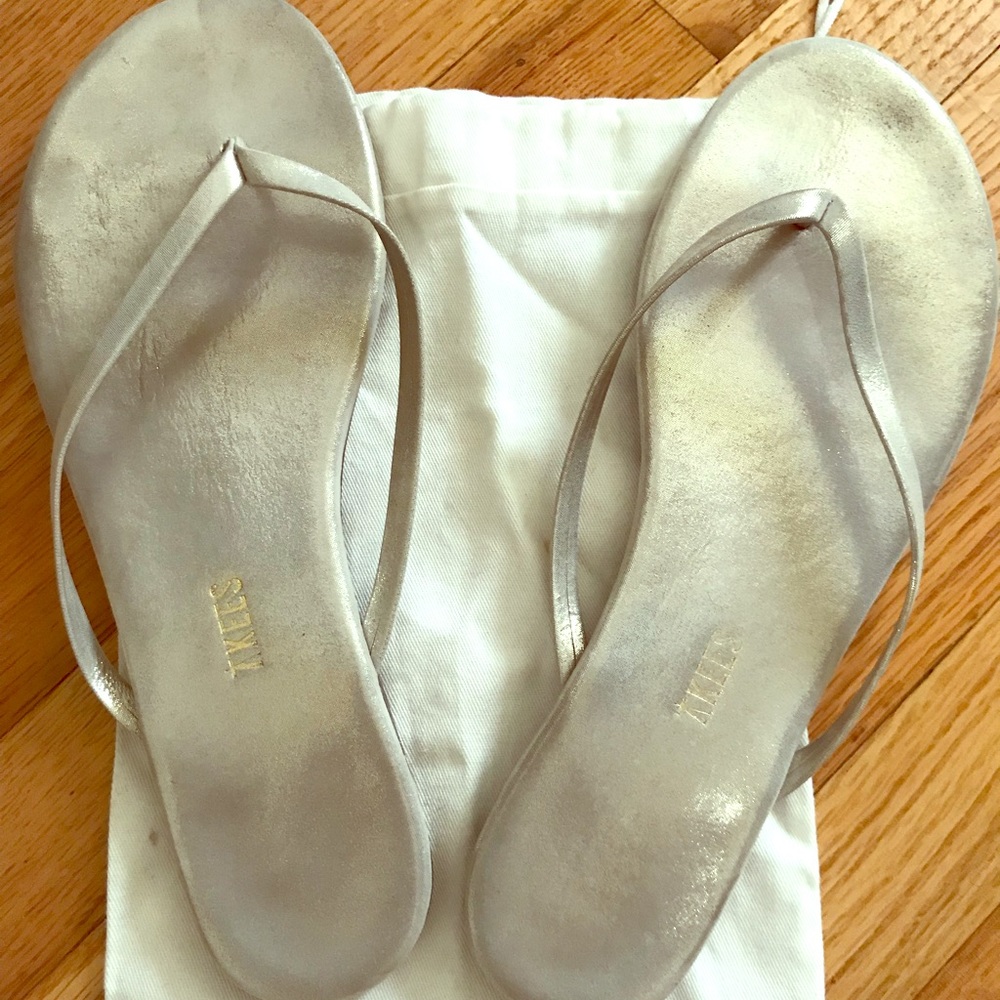 Metallic TKEES flip-flops with a slim thong strap
